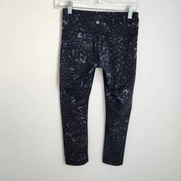 Lululemon Wunder Under Crop Hi-Rise in the Crackled Ice Black/White print size 4 - Picture 3 of 11